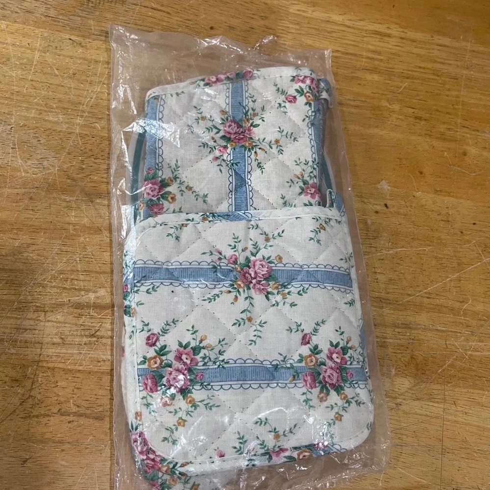 Vtg 90s Cottagecore Floral Oven Mitt Pot Holder Set 2pc Pink Roses Made in USA